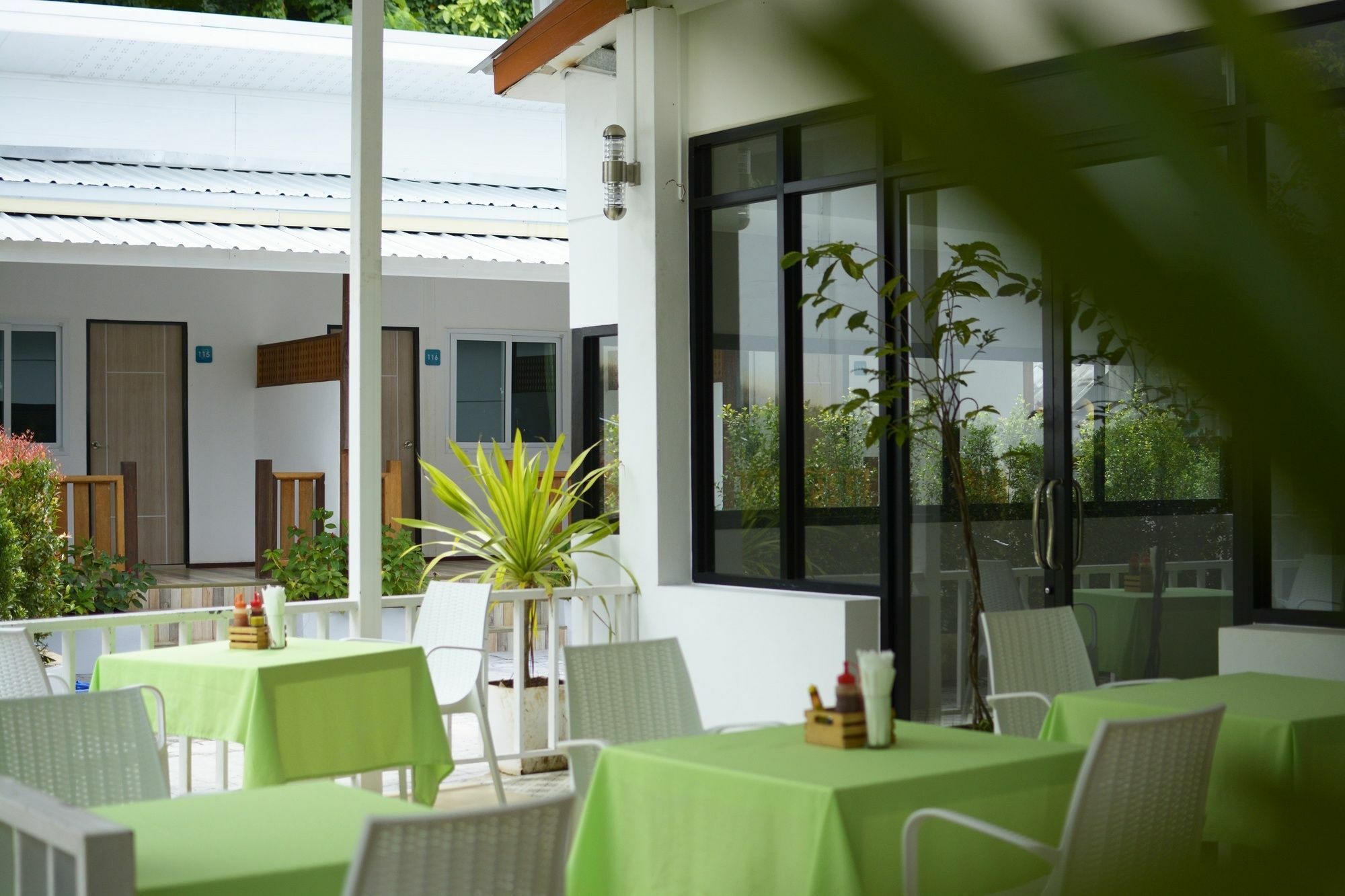 Hostel Irest Ao Nang Seafront Exterior foto